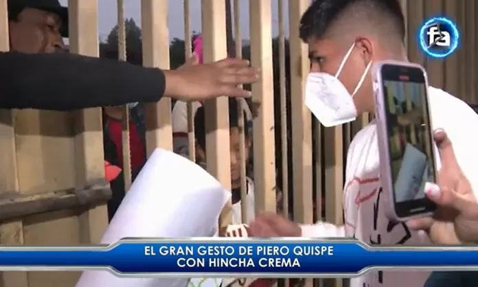 Universitario Piero Quispe le regaló su camiseta a pequeño hincha