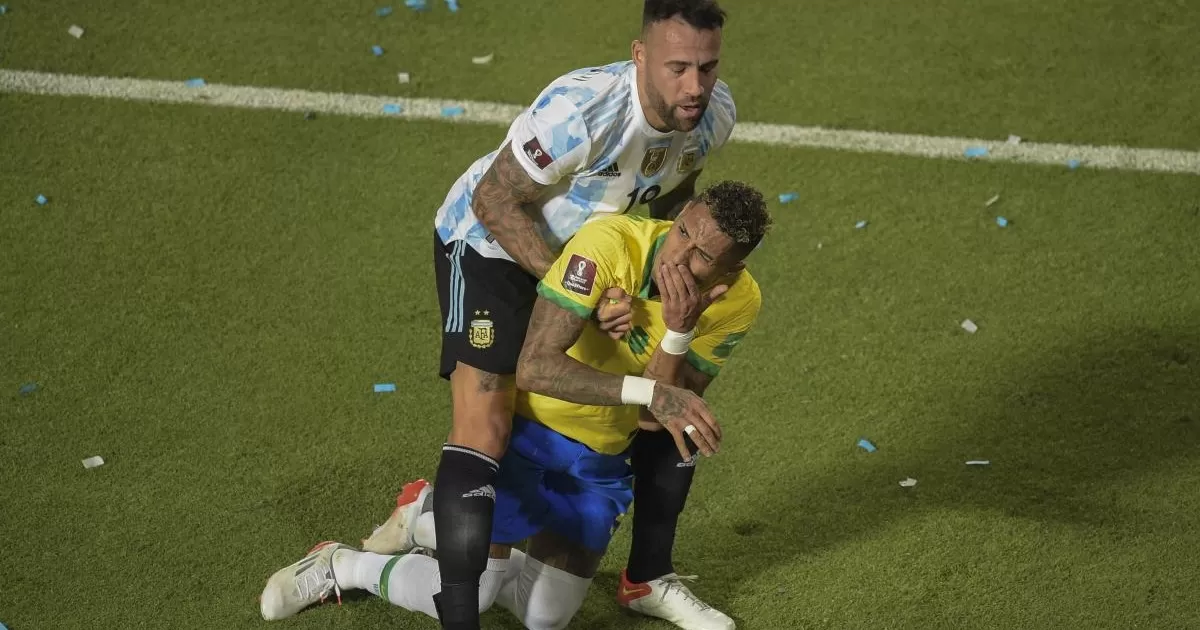Argentina vs. Brasil: Suspenden a árbitros tras no sancionar codazo de Otamendi a Raphinha