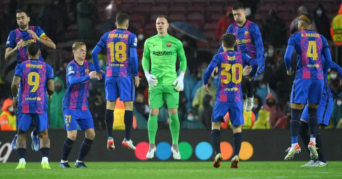 Barcelona le daría salida a seis futbolistas tras golpe histórico en Champions League