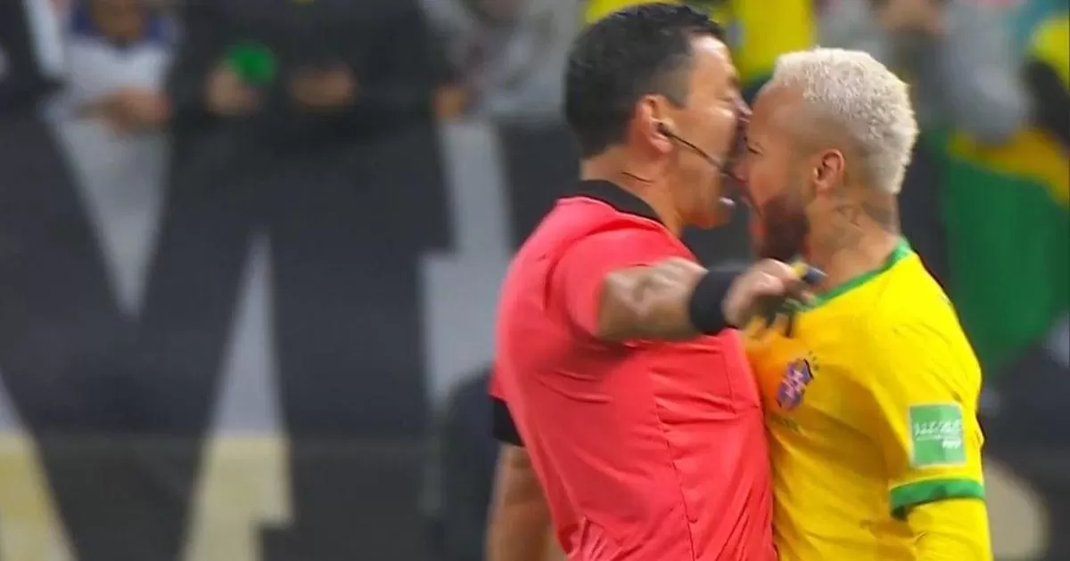 Neymar gritó y pechó a Roberto Tobar y el chileno no lo amonestó