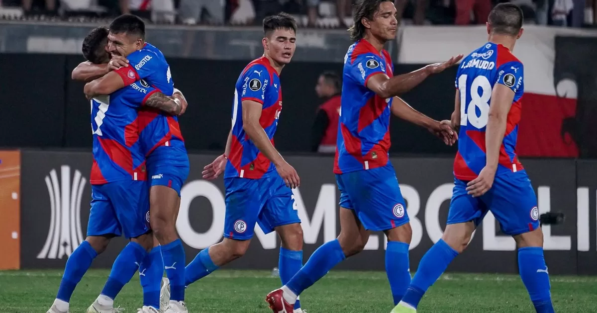 Translate this text into English. Output the result without any other text: Also at the end! Cerro Porteño won with a last-minute goal against Curicó Unido in the Copa Libertadores.