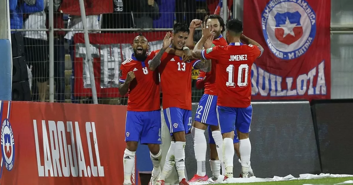 Chile goleó 3-0 a Venezuela y escaló al sexto puesto en las Eliminatorias