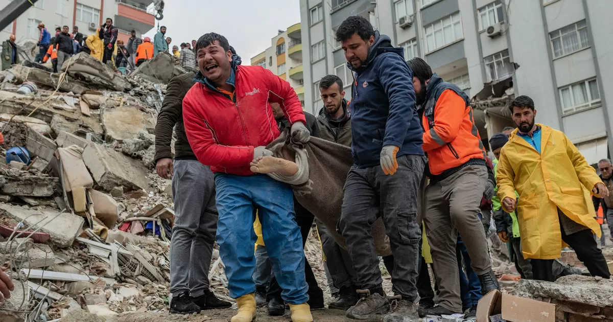 Deportistas de Turquía se encuentran desaparecidos tras fuerte terremoto de 7.8 grados