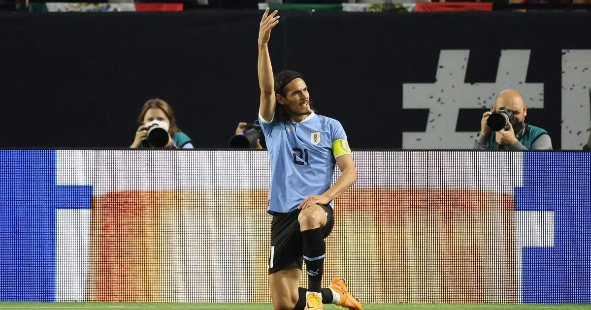 Edinson Cavani selló con un golazo el 3-0 de Uruguay ante México