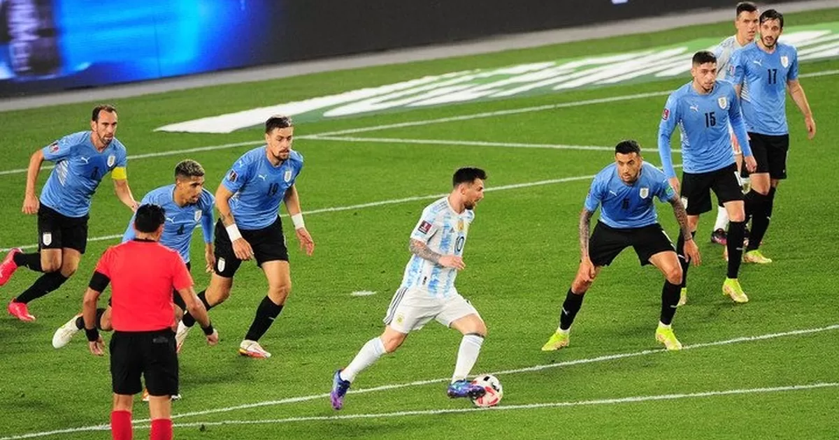 Habla el fotógrafo que captó a Messi rodeado de uruguayos: 