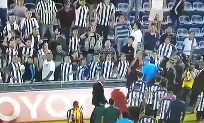 Hinchas De Alianza Lima Insultaron Al Equipo Camino Al T Nel Am Rica