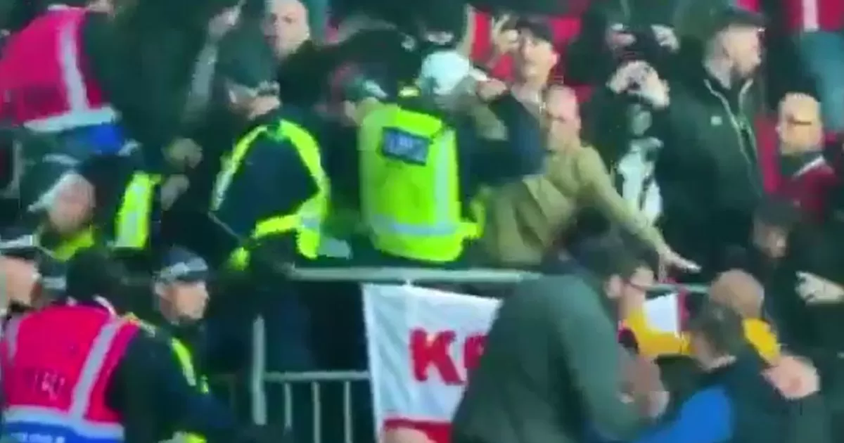 Inglaterra: Hooligans húngaros se enfrentaron a la policía en Wembley