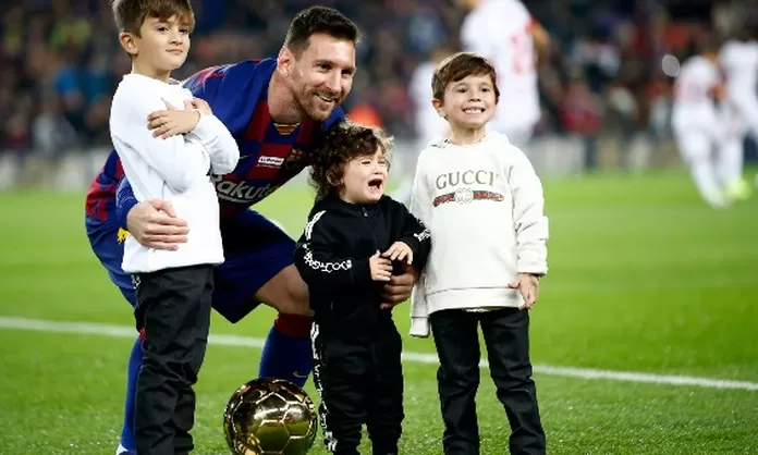 Lionel Messi presentó su sexto balón de oro en el Camp Nou junto a sus