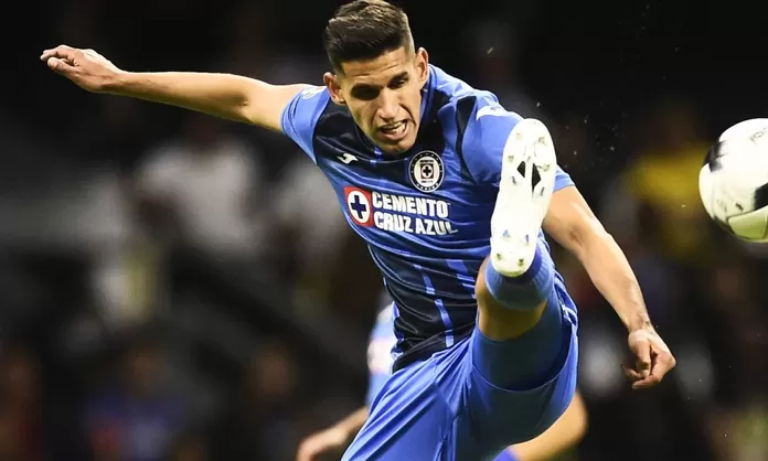 Luis Abram Cruz Azul oficializó la salida del central peruano