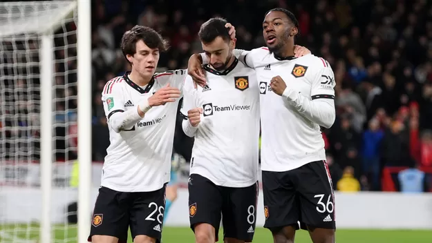 Manchester United goleó 3 0 al Nottingham y tiene pie y medio en la