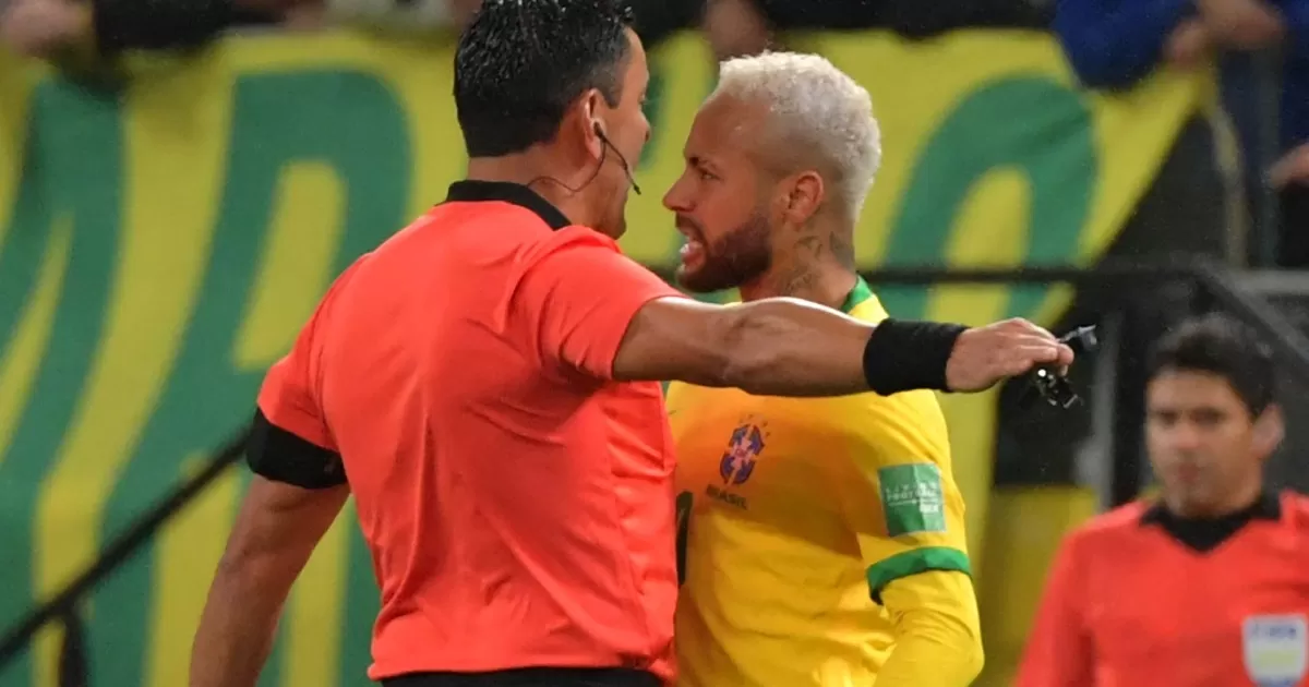 Neymar: Roberto Tobar es sancionado por polémica con el brasileño