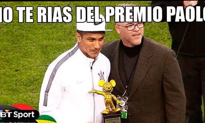 Paolo Guerrero recibió trofeo de Mickey Mouse y estos son los memes