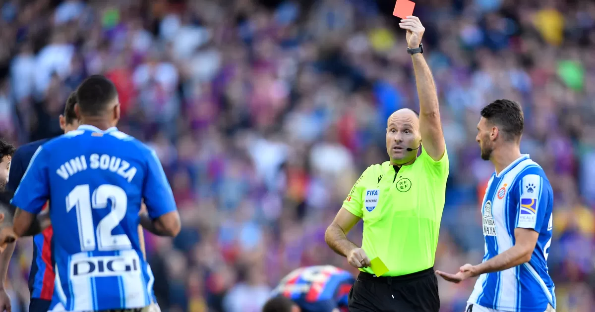 ¡Sacó 17 tarjetas! Mira lo que hizo el árbitro en el partido Barcelona vs Enpanyol