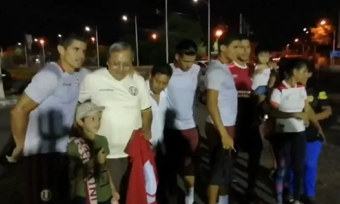 Universitario Hinchas Cremas Llegaron A Desear Suerte Al Equipo En