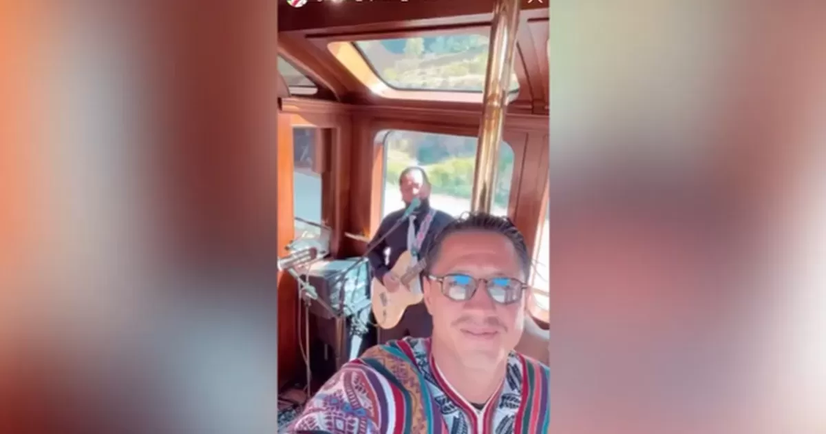Gianluca Lapadula disfruta de la música peruana en su camino a Machu Picchu