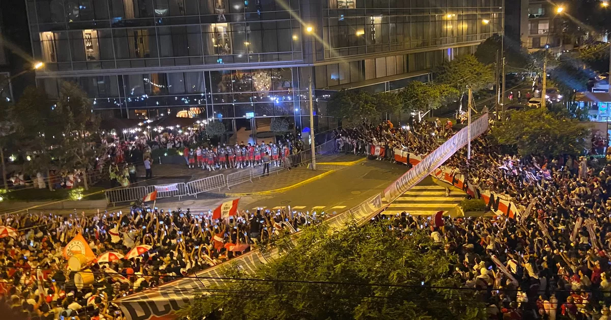 Perú vs. Paraguay: Hinchas realizan espectacular banderazo previo al partido