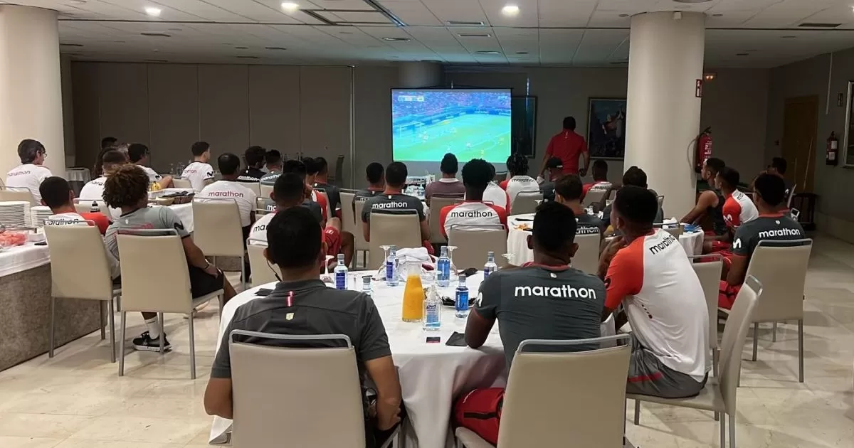 Selección peruana observa junto a Claudio Pizarro el EAU vs. Australia