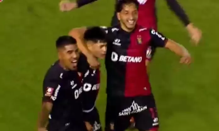 Kenji Cabrera anota de tiro libre frente a Alianza Lima América Deportes