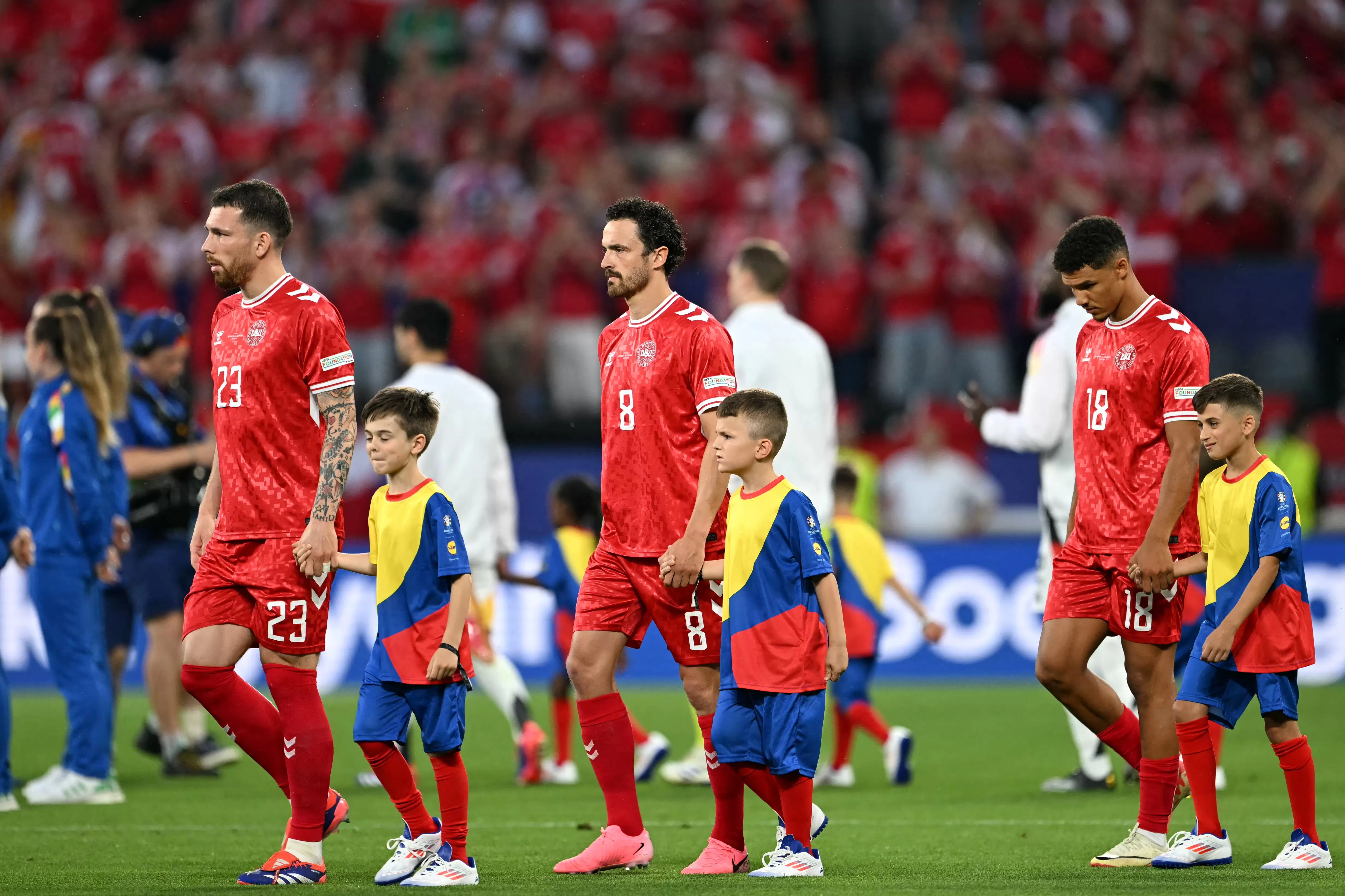 Los equipos salen al campo para enfrentarse en los octavos de final de la Eurocopa / Foto: AFP