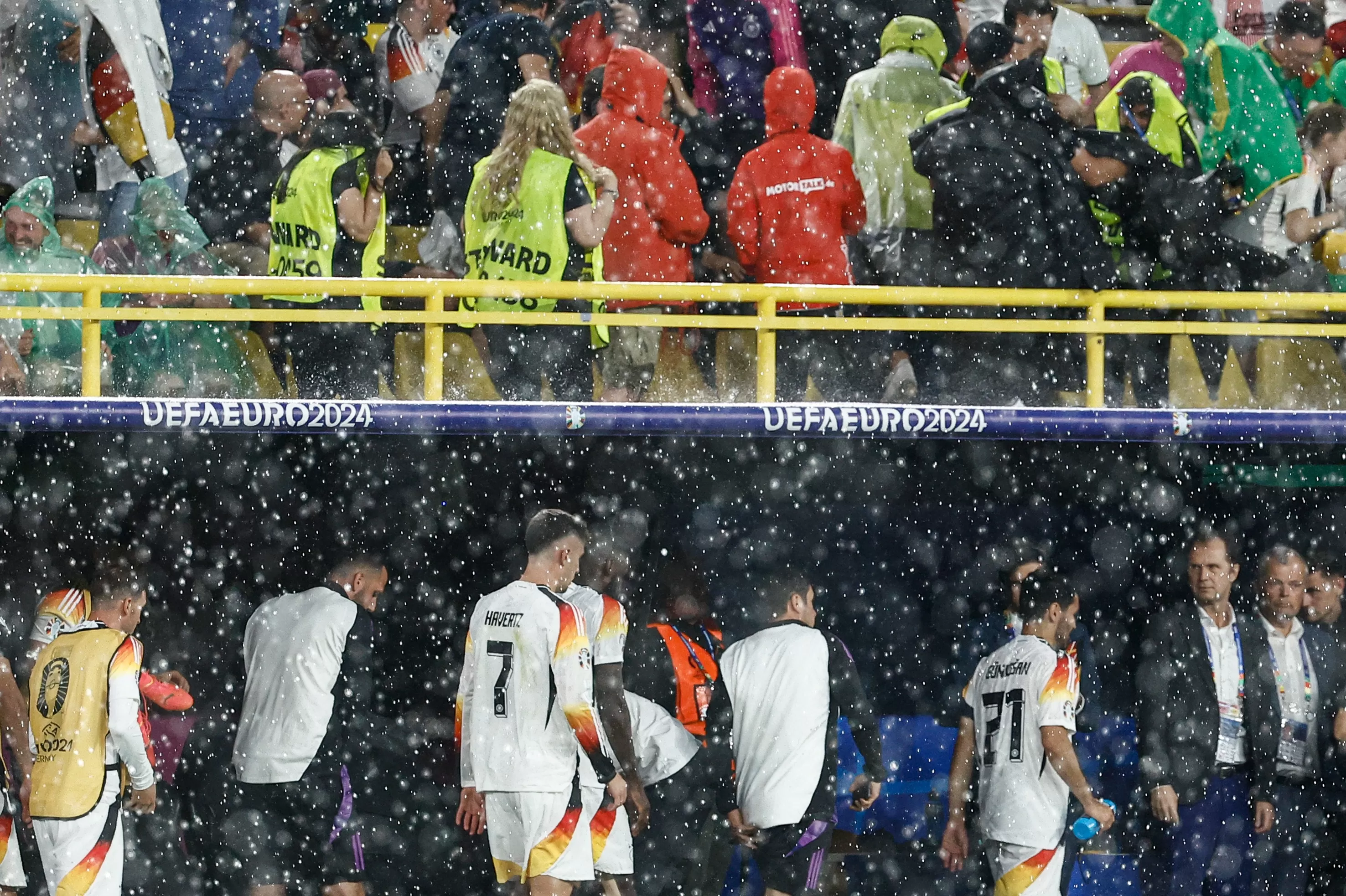 Los equipos tuvieron que abandonar el campo de juego ante la intensa precipitación / Foto: AFP