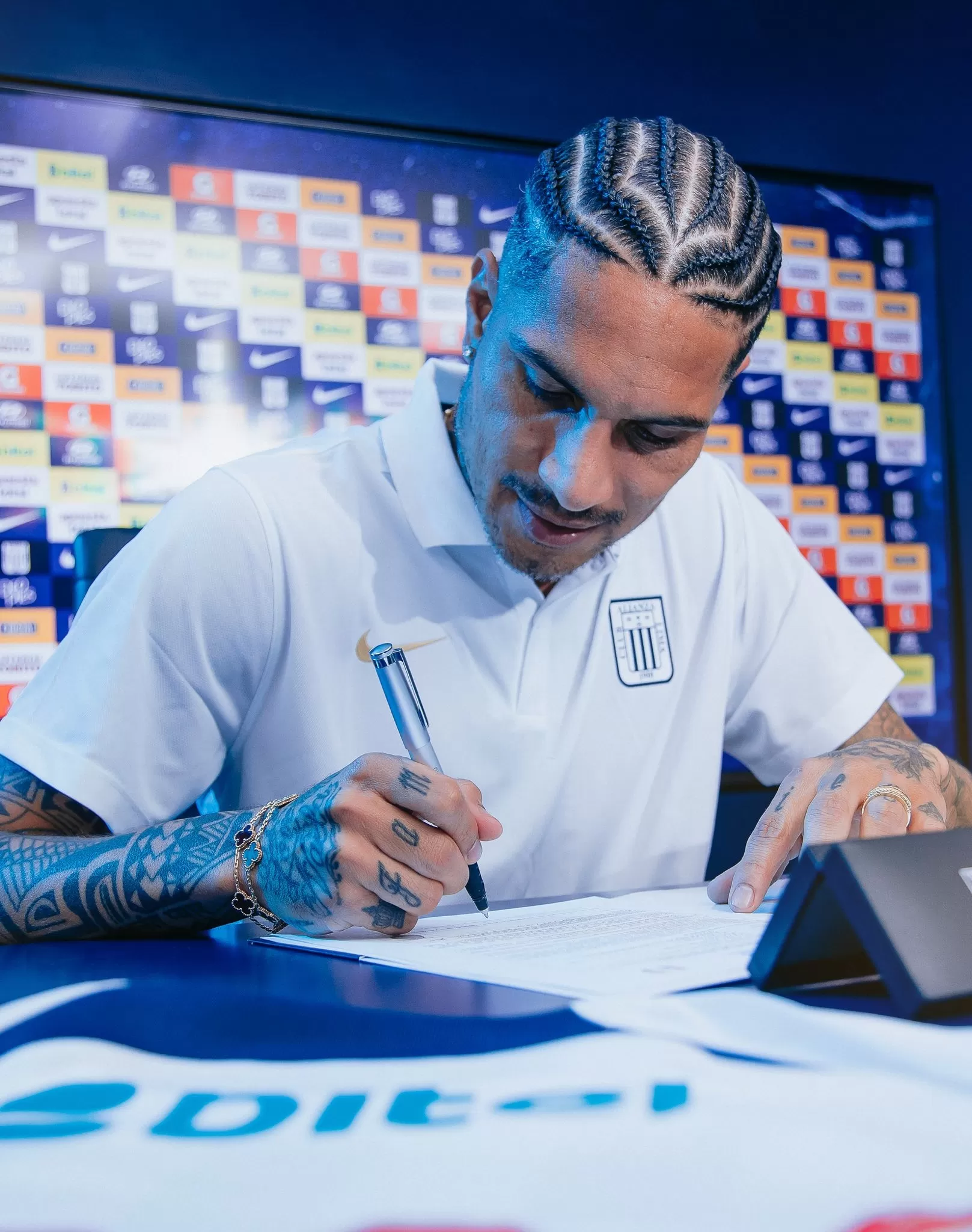 Así firmó su contrato Paolo Guerrero con Alianza Lima. | Foto: Alianza Lima.