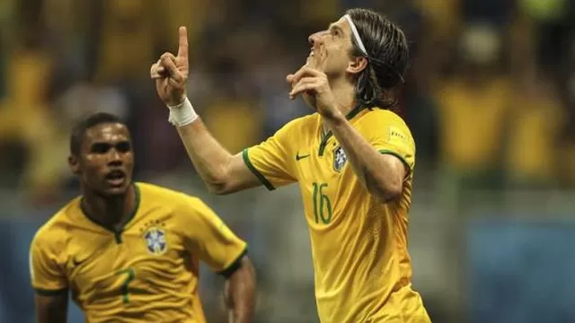 Brasil: Filipe Luis hace &#39;gol imposible&#39; y vence a Douglas Costa
