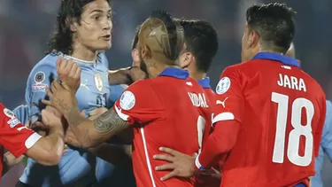 Cavani reaccion&amp;oacute; ante la provocaci&amp;oacute;n de Jara en la pasada Copa Am&amp;eacute;rica.