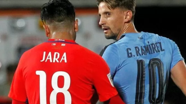 Gonzalo Jara: lo captan tocándole el trasero a jugador uruguayo