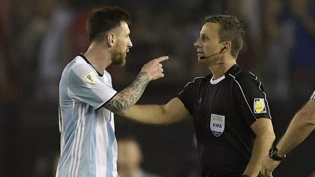 Messi y el juez de l&amp;iacute;nea al que insult&amp;oacute; en el partido contra Chile. (Foto: AFP)