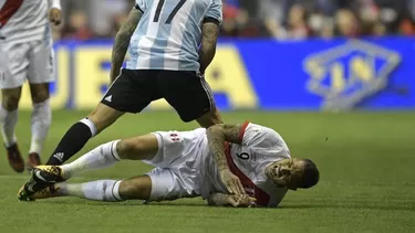 Paolo Guerrero ante Argentina. Foto: AFP