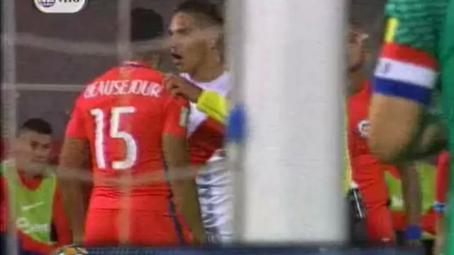 Paolo Guerrero y el encontronazo con Beausejour en el Chile vs. Perú