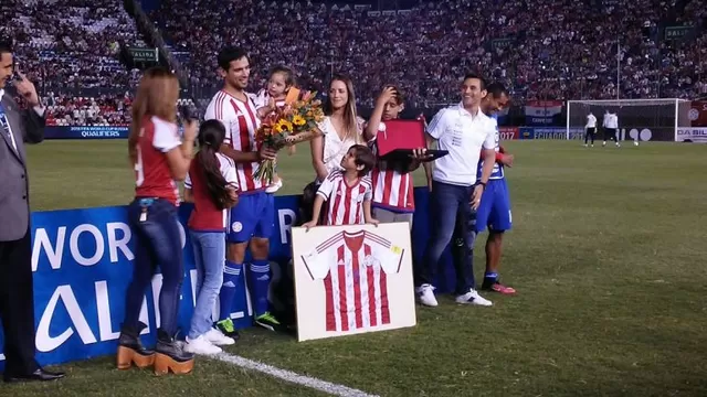 Paraguay le rindió homenaje a Roque Santa Cruz previo a duelo con Perú