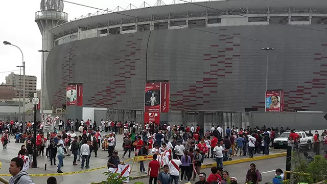 Los hinchas empiezan a llegar al Estadio Nacional.-foto-7