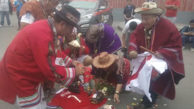 Perú vs. Chile: Chamanes protagonizan ritual contra Alexis Sánchez