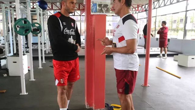 Adrián Zela y Nestor Bonillo conversan en el gimnasio. Foto: FPF