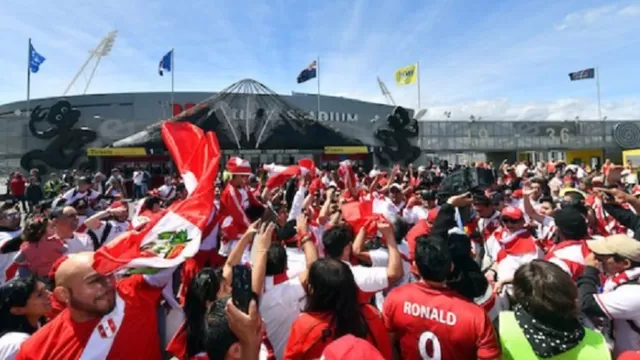 Hinchas peruanos en el Westpac Stadium. Foto: Tu FPF