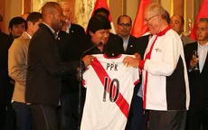 Rodríguez recordó a Paolo Guerrero y le regaló una camiseta con su nombre a PPK - Noticias de claudio-pizarro