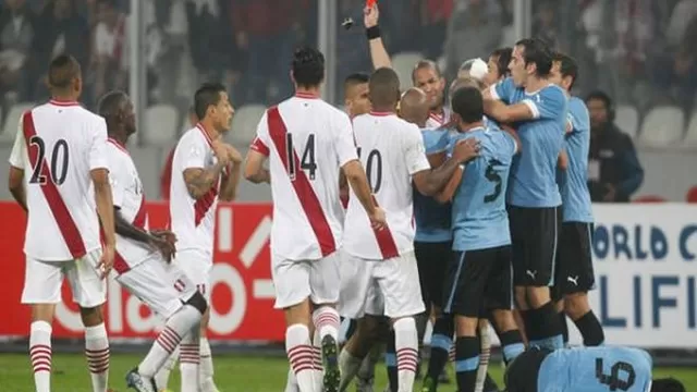 2015: Cueva agredió a Valdivia y se ganó la roja (AFP)-foto-3