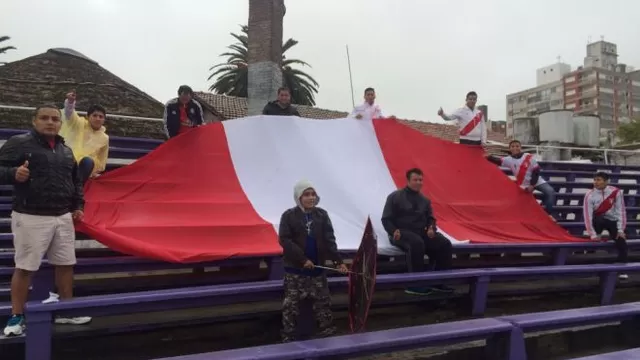 Selección peruana: hinchas ingresaron a observar prácticas en Montevideo
