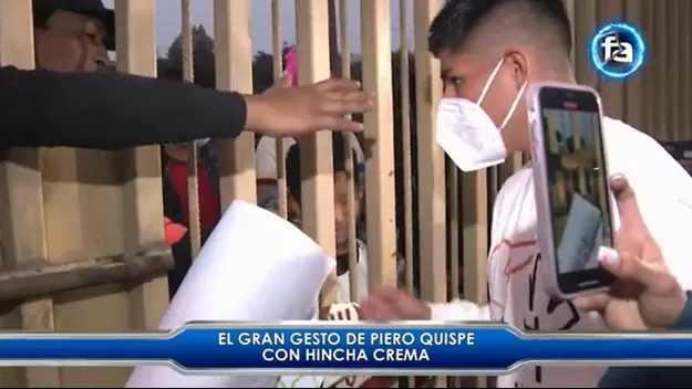 Universitario: Piero Quispe le regaló su camiseta a pequeño hincha crema