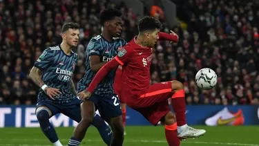 ¡Con 10 jugadores! Arsenal empató sin goles en Anfield ante Liverpool por la Carabao Cup