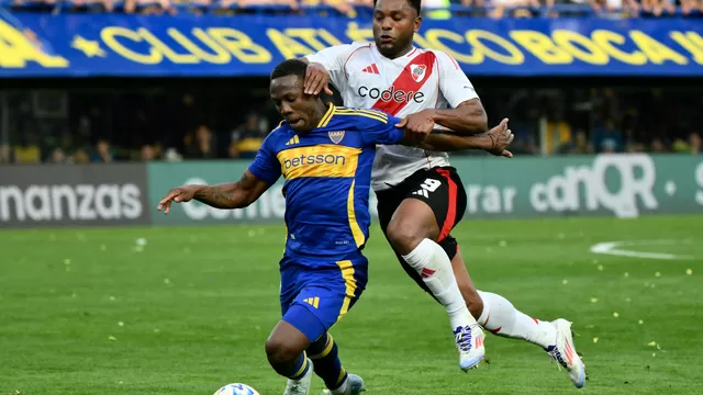 Advíncula y el remate que pudo ser un golazo en el Superclásico. | Foto: AFP / Video: ESPN