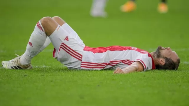Ajax: Daley Blind se desplomó durante un amistoso tras un error en su desfibrilador