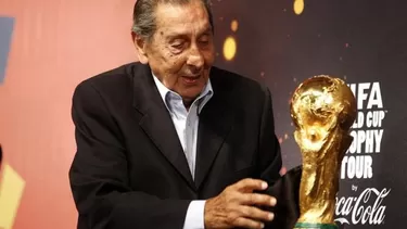 Alcides Ghiggia, en el último sorteo del Mundial. (EFE) Alcides Ghiggia, en el último sorteo del Mundial. (EFE)