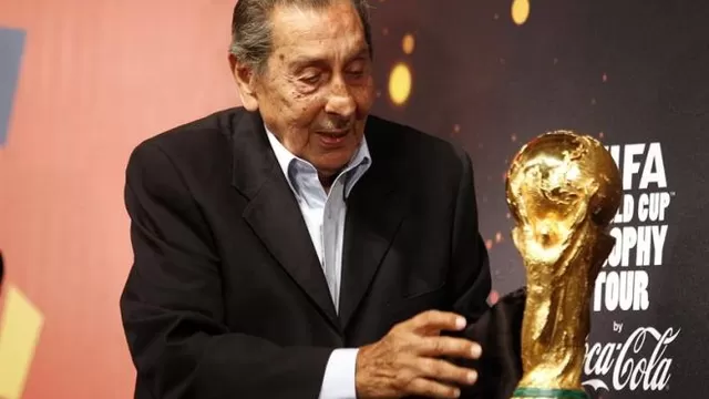 Alcides Ghiggia, en el último sorteo del Mundial. (EFE)