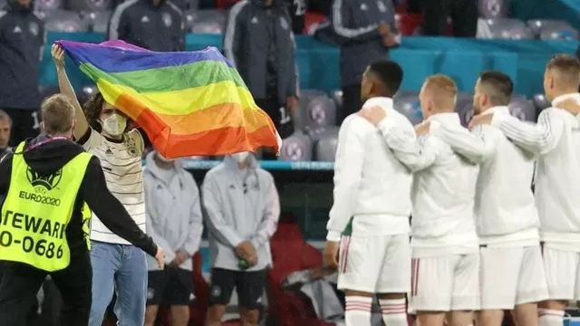Alemania vs. Hungría: Activista con bandera arcoíris invadió la cancha en himno húngaro
