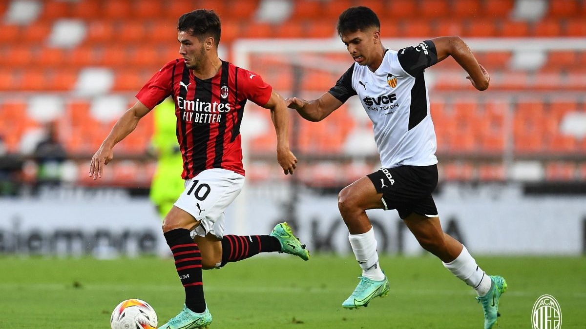 Alessandro Burlamaqui jugó hasta el minuto 70 en el Valencia vs. Milan. | Foto: @acmilan/Video: YouTube Producto Peruano