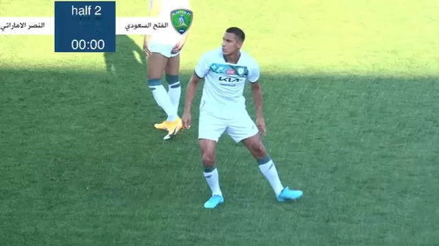 Alex Valera debutó con Al-Fateh y estuvo cerca de marcar un golazo