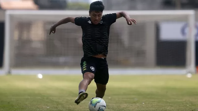 Alexander Lecaros marcó gol maradoniano en entrenamiento de Botafogo