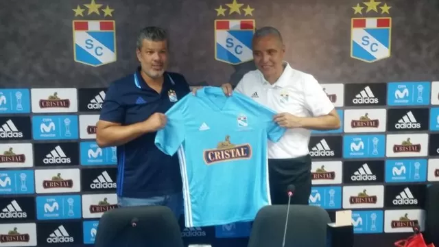 Alexis Mendoza fue presentado en Sporting Cristal | Foto: AFP.